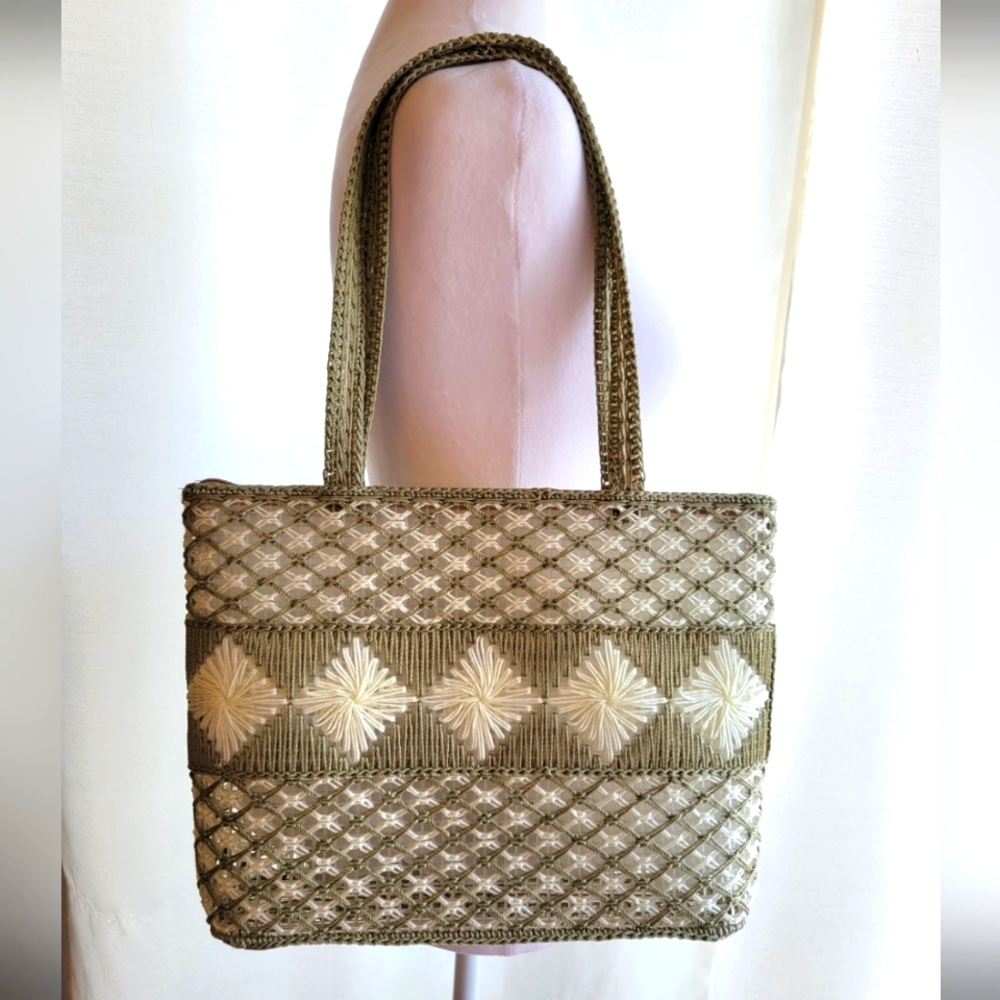 Elegant Beige and White Woven Shoulder Bag